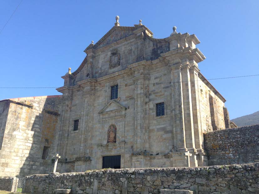Uno de los monumentos m&aacute;s singulares de la costa gallega es el Monasterio de Oia, situado pr&aacute;cticamente a orillas del Atl&aacute;ntico. El conjunto mon&aacute;stico, que se levanta frente al mar, fue durante siglos un importante centro religioso y defensivo.